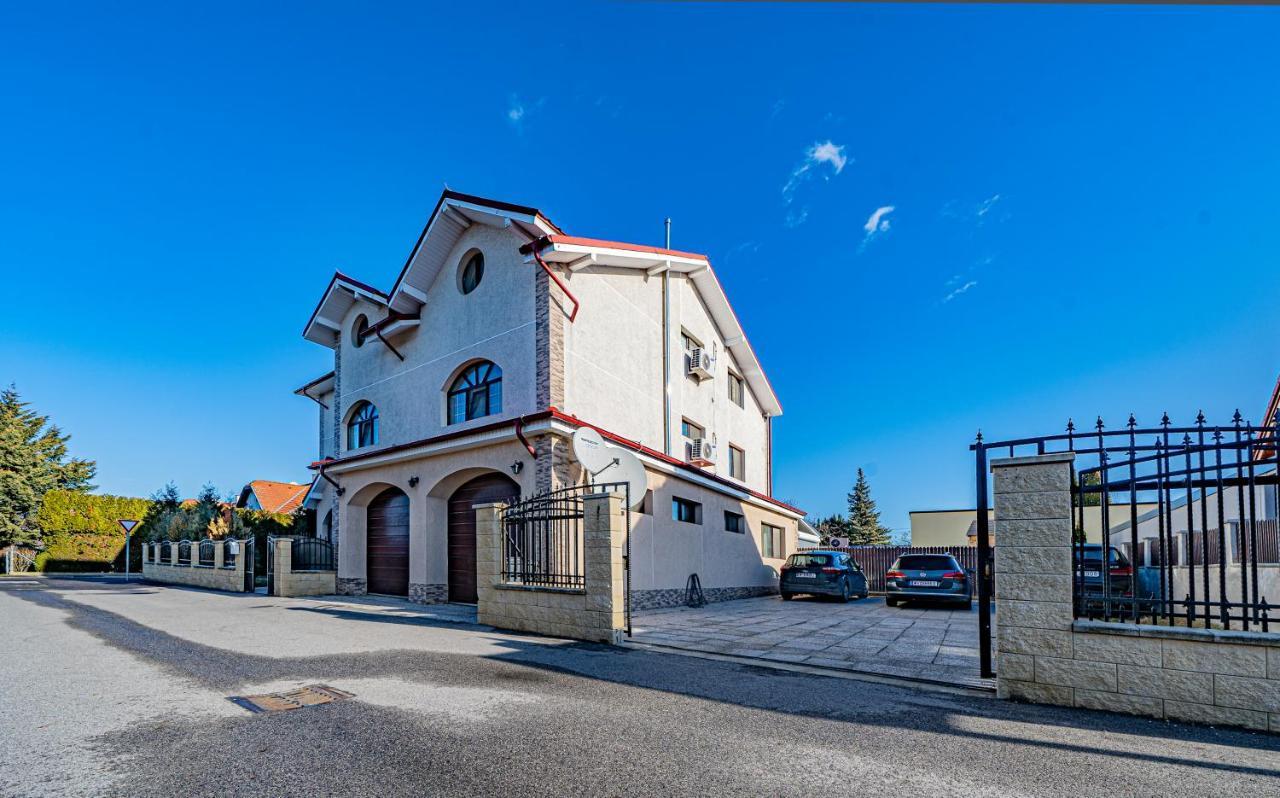 Hotel Pension Onix Vienna Airport Maria Ellend Exterior foto